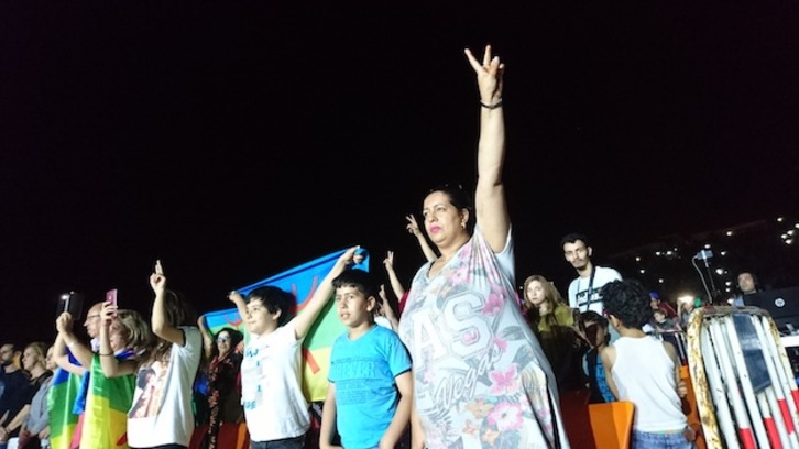 Una mujer hace el signo de la victoria en el estadio de Bejaia. (Karim TOULIEB)