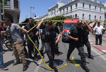 Agente tunecinos en la zona del atentado. (FETHI BELAID / AFP)