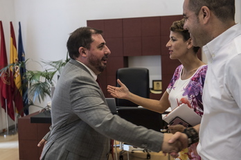 Hualde, junto a Chivite, en el Parlamento de Nafarroa. (Jagoba MANTEROLA / FOKU)