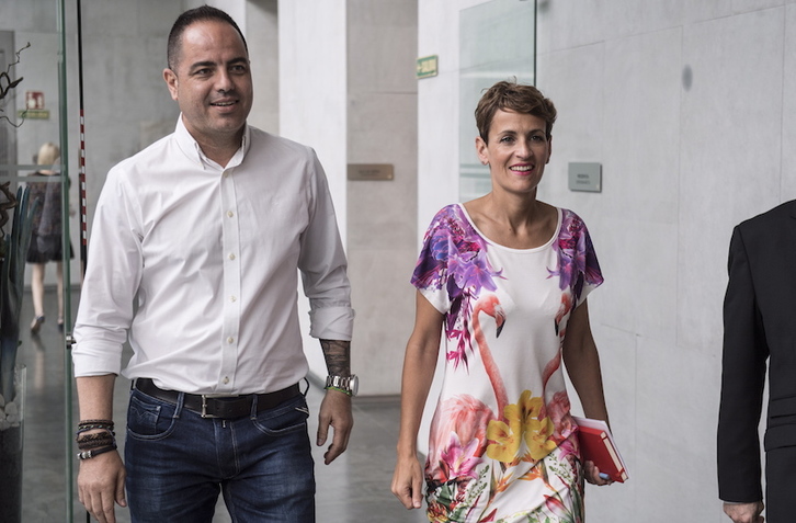 Ramón Alzórriz y María Chivite en el Parlamento de Nafarroa. (Jagoba MANTEROLA/FOKU)