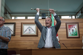 Joseba Urkiola (PNV) al ser proclamado alcalde de Alonsotegi. (Aritz LOIOLA/FOKU).