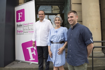 Agus Hernan, Nekane Altzelai eta Tasio Arrizabalaga, Foro Sozialeko ordezkariak. (Juan Carlos RUIZ/FOKU)