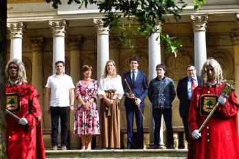 Unai Rementeria y los miembros de la Mesa posan ante el árbol de Gernika. (FOKU)