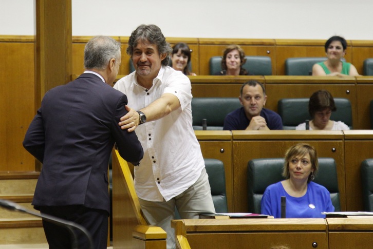 El lehendakari se acerca al escaño de Pello Urizar para saludarle en su despedida. (Endika PORTILLO/FOKU)