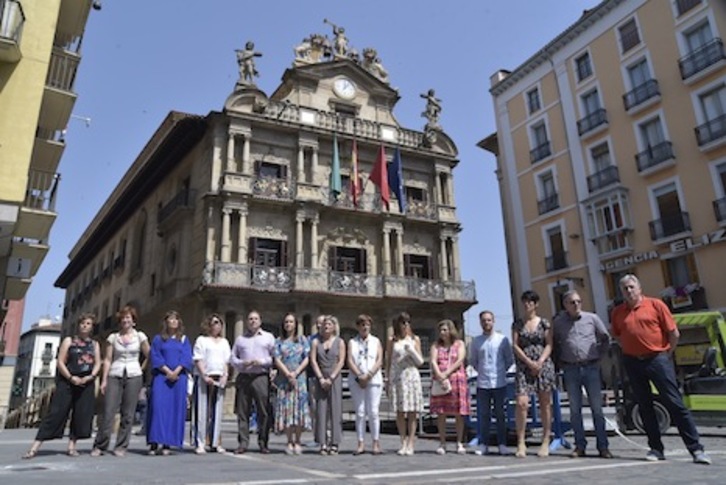 Concentración del Consistorio iruindarra con motivo del Día Internacional de la Diversidad Sexual y de Género. (AYUNTAMIENTO DE IRUÑEA)