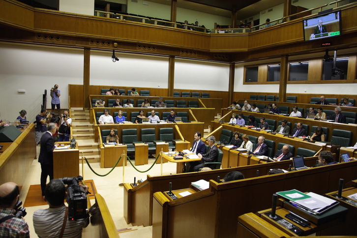 El rechazo del PP ha impedido en el Parlamento de Gasteiz la aprobación de una declaración institucional con motivo del Día Internacional del Orgullo LGTBI. (Endika PORTILLO / FOKU) 