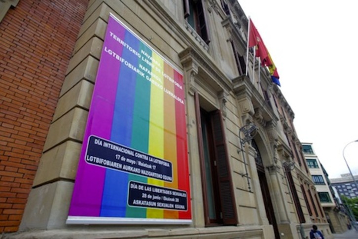 La Cámara navarra luce en su fachada la bandera del colectivo LGTBI. (PARLAMENTO DE NAFARROA)