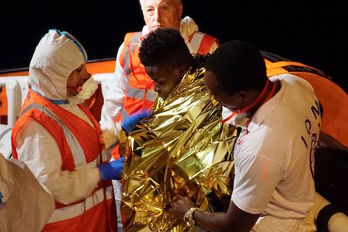 Imagend e los migrantes atendidos por el barco de Sea Watch. (AFP)