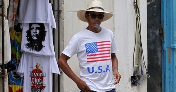 Un cubano con una camiseta de EEUU en octubre de 2016. (Yamil Lage / AFP)