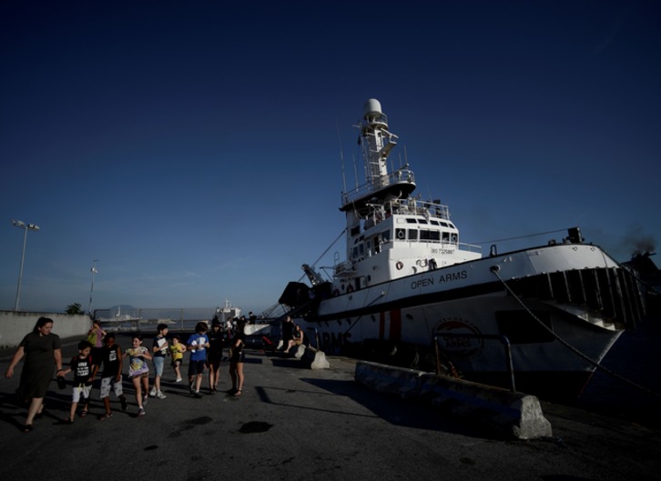 El barco de Open Arms en el puerto de Nápoles. (Filippo MONTEFORTE / AFP)