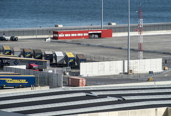 Imagen del puerto de Bilbo, con el muro antimigrantes en construcción. (Marisol RAMIREZ/FOKU)