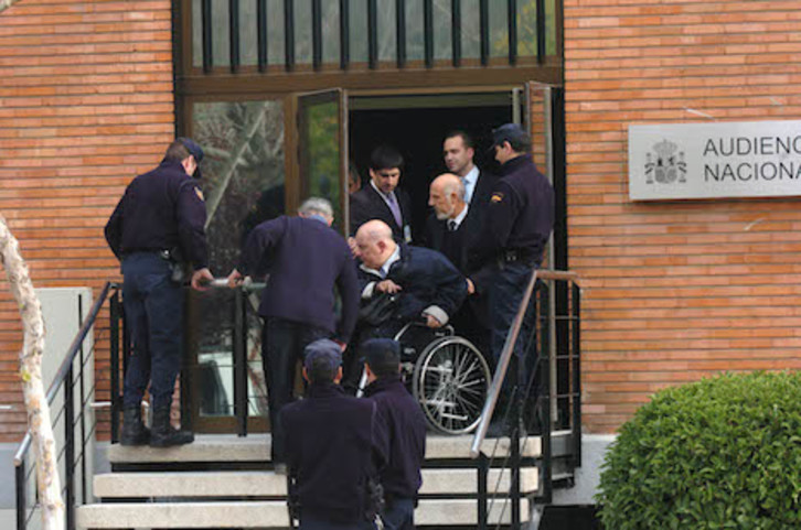 El ex fiscal Fungairiño, en silla de ruedas, en 2005, en el juicio del 18/98. (Andoni CANELLADA/FOKU)