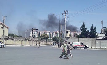 Una nube de humo negro ha cubierto el centro de Kabul tras la explosión. (AFP)