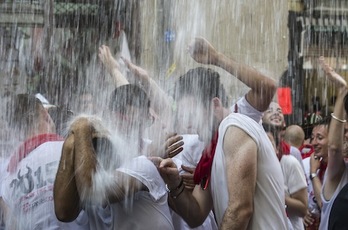 Estos mozos se llevaron un buen pozal de agua aunque no les quería empitonar ningún toro. (Jagoba MANTEROLA/FOKU)