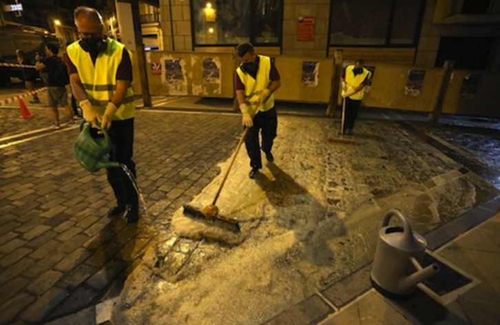 Mañana por la noche se esparcirán 1.500 litros de antideslizante en el recorrido del encierro de Iruñea. (AYUNTAMIENTO DE IRUÑEA)