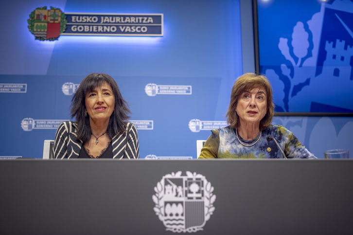 La consejera de Educación, Cristina Uriarte (derecha) junto a la viceconsejera Olatz Garamendi. (Jaizki FONTANEDA I FOKU)