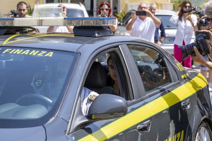 La capitana Carola Rackete es trasladada ante el juez en la localidad sicialiana de Agrigento. (Giovanni ISOLINO/AFP)