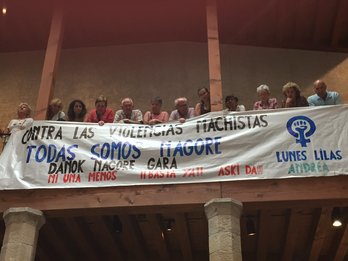 Pancarta en el acto celebrado en el Palacio del Condestable. (@BakartxoR)