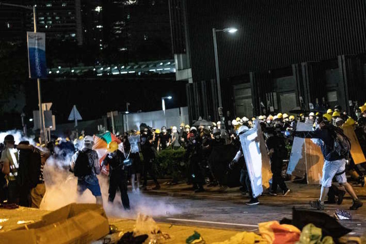 La Policía ha lanzado gases lacrimógenos contra los manifestantes. (Philip FONG / AFP)