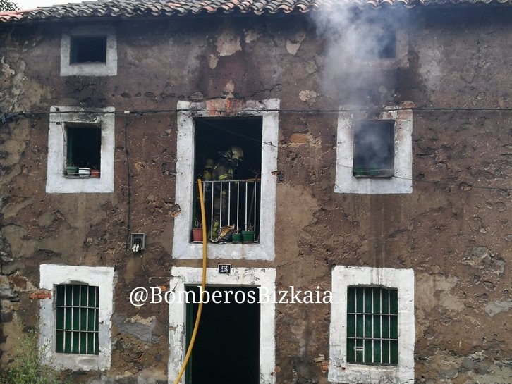 Lugar donde ha tenido lugar el incendio. (@BomberosBizkaia)