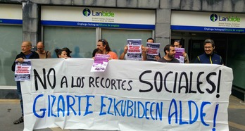 Concentración ante las oficinas de Lanbide en Beurko.