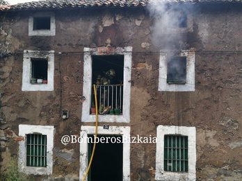 Fachada del caserío que se ha incendiado en Beurko. (@BomberosBizkaia)