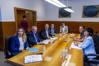 Reunión de la delegación de EH Bildu con el Departamento de Hacienda. (Jaizki FONTANEDA/FOKU)