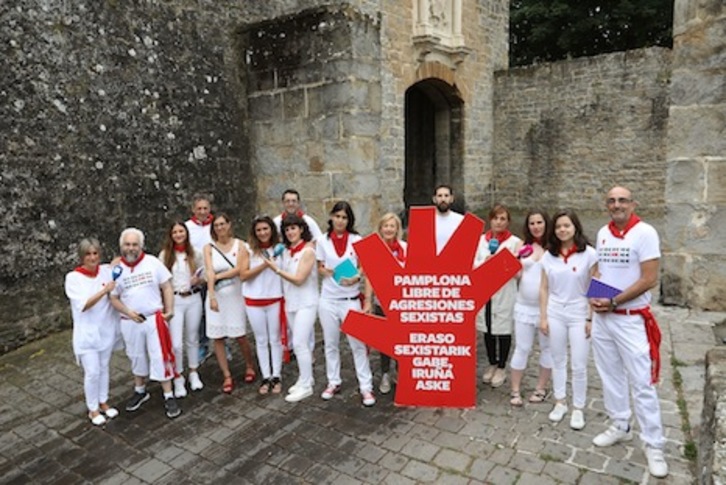 Los periodistas posan para la imagen de los medios para la campaña contra las agresiones sexistas en sanfermines. (AYUNTAMIENTO DE IRUÑEA)