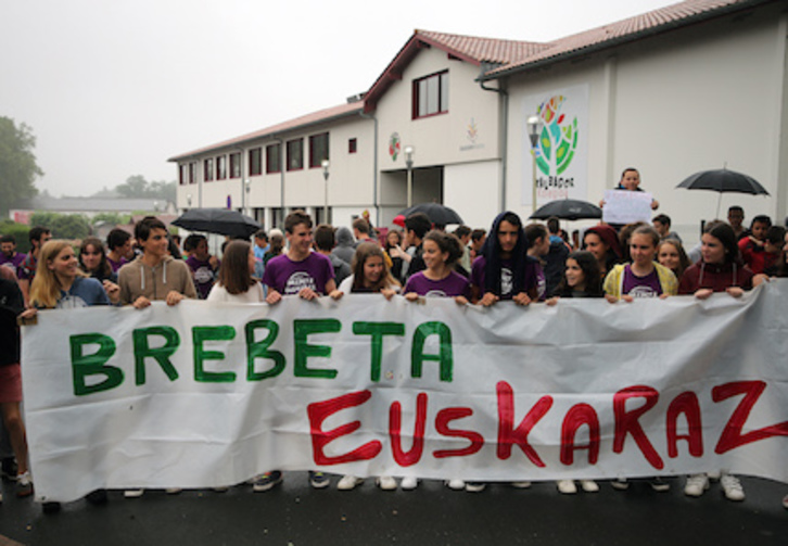 Kanboko Xalbdaor kolegioaren aitzinean bildu dira ikasleak. (Bob EDME)