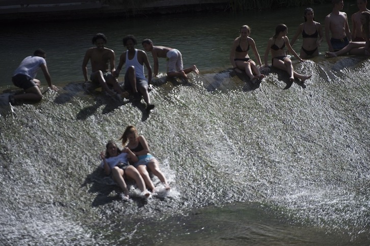 Baños en el río, alternativa contra el calor esta pasada semana en Iruñea. (Jagoba MANTEROLA | FOKU)