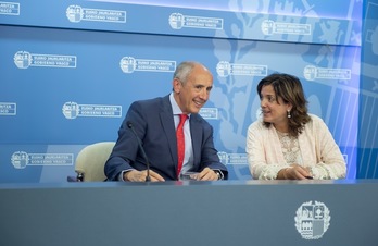 El portavoz del Gobierno de Lakua, Josu Erkoreka, junto con la consejera de Empleo y Políticas Sociales, Beatriz Artolazabal. (IREKIA)