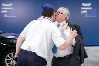El todavía presidente de la Comisión de Bruselas, Jean-Claude Juncker, se despide de un policía belga.(Geoffroy VAN DER HASSELT-AFP) 