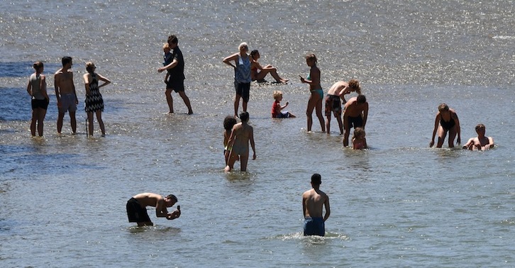 Habitantes de Munich se bañan en un lago para combatir las altas temperaturas recientes. (Cristophe STACHE | AFP)