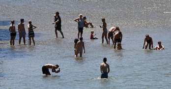 Habitantes de Munich se bañan en un lago para combatir las altas temperaturas recientes. (Cristophe STACHE | AFP)