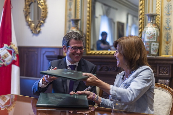 Gorka Urtaran y Cristina Uriarte han firmado el convenio. (Jaizki FONTANEDA)