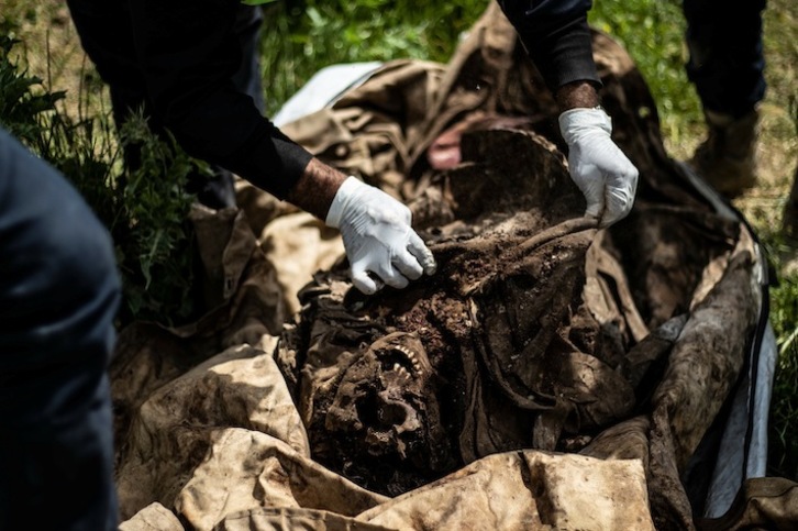 Un miembro del Consejo Civil de Raqa exhuma, el pasado 14 de abril, un cuerpo de una fosa común en Al-Fukheikha, donde se hallaron unos 3.500 cadáveres. (Delil SOULEIMAN/AFP)