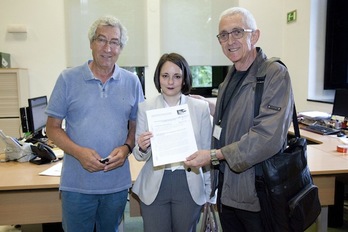 Momento del registro de la ILP en el Parlamento de Gasteiz (NAIZ)