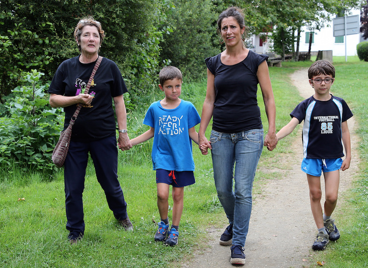 Kattin, Gexan, Joana y Ekain, cogidos de la mano. (Bob EDME)