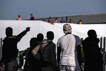 Un grupo de mexicanos aguarda a una cita con las autoridades de migración de EEUU en Tijuana. (Guillermo ARIAS/AFP)