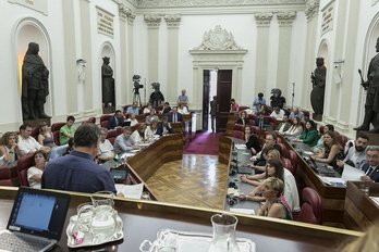 Kike Fernández de Pinedo ha abierto el pleno de investidura de la Juntas Generales de Araba. (@ehbilduaraba)