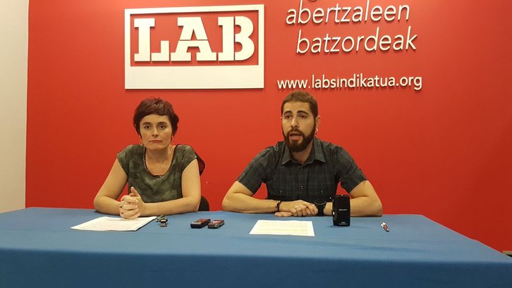 Garbiñe Aranburu, LABen idazkari nagusia, eta Imanol Karrera, Nafarroako eleduna, gaurko agerraldian. (@LABsindikatua)