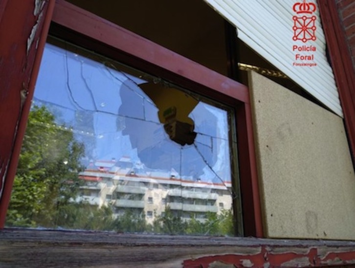 Ventana rota durante el robo en el Complejo Hospitalario de Nafarroa. (POLICÍA FORAL)