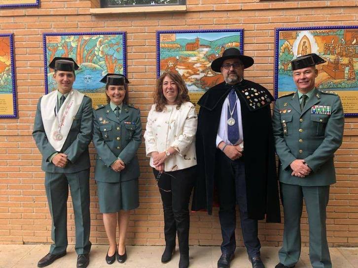 José Emilio Sánchez, junto a Carmen Alba y miembros de la Guardia Civil. (FACEBOOK)