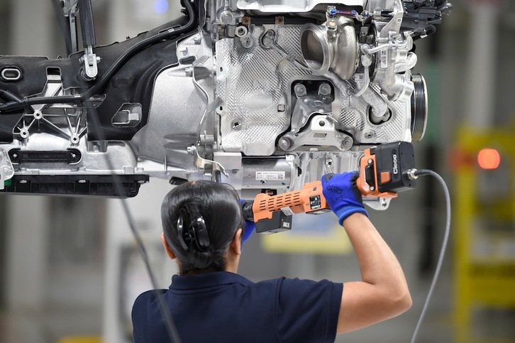 Una trabajadora en una cadena de montaje de BMW. (Alfredo ESTRELLA | AFP)