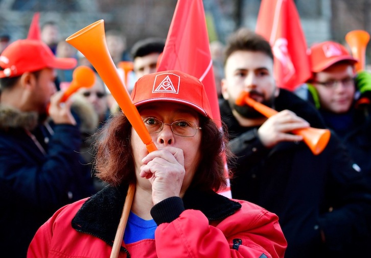 Una trabajadora de Siemens participa en la manifestación de Berlín en contra de los planes de restructuración.(Tobias SCHWARZ/AFP)