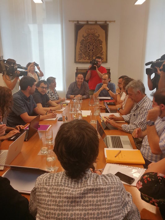 Reunión de las delegaciones de PSN, Geroa Bai, Podemos e I-E. (@MartxeloDiaz)