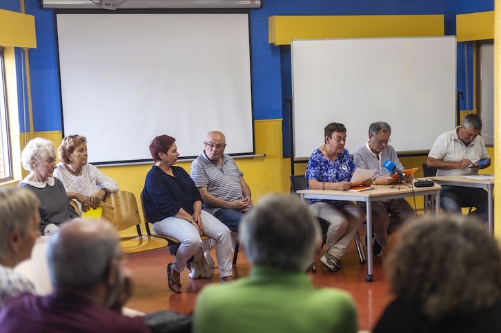 Las coordinadoras de pensionistas han comparecido en la Casa de Asociaciones Rogelia de Álvaro de Gasteiz.(Jaizki FONTANEDA/FOKU)