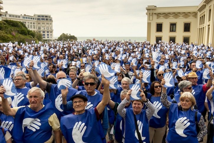 Electos ya participaron en la cadena humana por los presos de hace un mes en Biarritz. (Guillaume FAUVEAU)