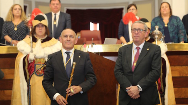 Ramiro González junto a Pedro Elosegi, presidente de las Juntas Generales. (PNV)