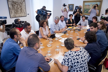 Imagen de la reunión celebrada ayer en el Parlamento de Nafarroa. (Iñigo URIZ / FOKU)